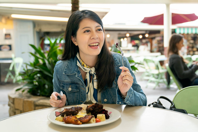 Ilustrasi perempuan makan daging. Foto: Shutterstock