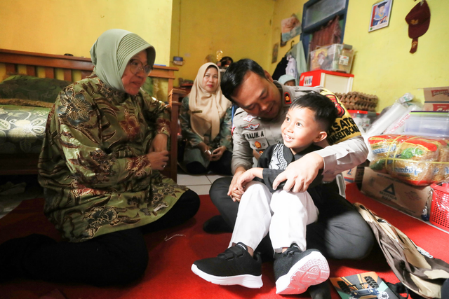 Menteri Sosial Tri Rismaharini saat bertemu Ilham Ramadhan, siswa SD yang mengirim surat ke polisi untuk ditemani rapor di Desa Bandasari, Kecamatan Cangkuang, Kabupaten Bandung, Jawa Barat, Rabu (3/7/2024). Foto: Dok. Istimewa