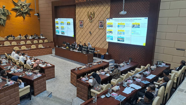 Suasana rapat Direktur Jenderal Perhubungan Darat Kemenhub RI bersama Komisi V DPR RI di Jakarta, Kamis (4/7/2024). Foto: Ghifari/kumparan