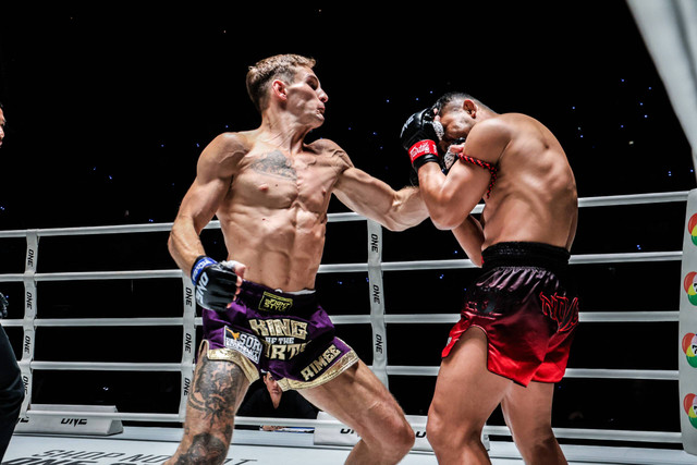Aksi Nico Carrillo (kiri) saat mengalahkan Nong-O Hama. Foto: ONE Championship