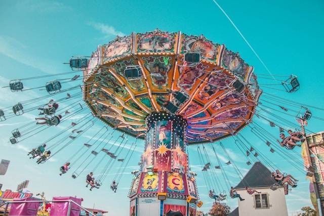 Wahana di Blitar Park. Foto hanyalah ilustrasi, bukan tempat sebenarnya. Sumber: unsplash/Polina Sushko.