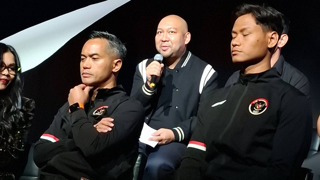 Didit Hediprasetyo (tengah) saat Reveal Jersey Merah Putih yang akan digunakan kontingen Indonesia di Olimpiade Paris di The Dharmawangsa Jakarta pada 4 Juli 2024. Foto: Katondio Bayumitra Wedya/kumparan