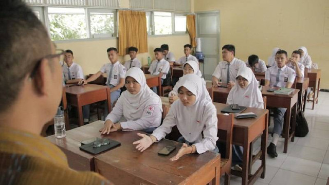 Ilustrasi perbedaan intrakurikuler, kokurikuler dan ekstrakurikuler di lingkungan sekolah. Sumber foto: Unplash/Ed Us
