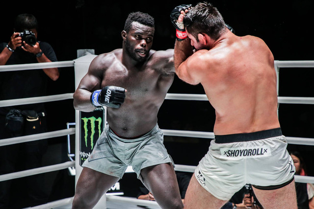 Reug Reug (kiri) saat berlaga melawan Buchecha. Foto: ONE Championship