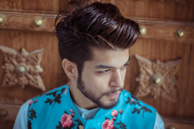 Ilustrasi Potongan Belah Samping Pria. Foto: Pexels/Nitin Khajotia