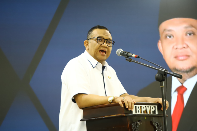 Wakil Menaker Afriansyah Noor menghadiri Penandatanganan Komitmen Bersama dengan Balai Pelayanan Pelindungan Pekerja Migran Indonesia (BP3MI) DIY, Jawa Tengah, dan Jawa Timur di BPVP Surakarta Jawa Tengah, Jumat (5/7/2024). Foto: Dok. Kemnaker