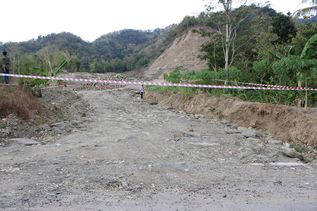 Kondisi Tanah Kalurahan Sampang di Gedangsari, Gunungkidul, yang dijadikan tambang liar setelah disegel Kejati DIY. Foto: Kejati DIY