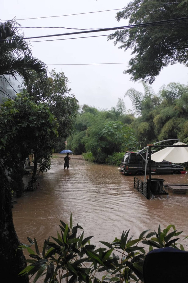 Banjir karena curah hujan tinggi di Kelurahan Jelupang, kecamatan Serpong Utara, Tangerang Selatan, Sabtu (6/7/2024). Foto: Dok. Istimewa
