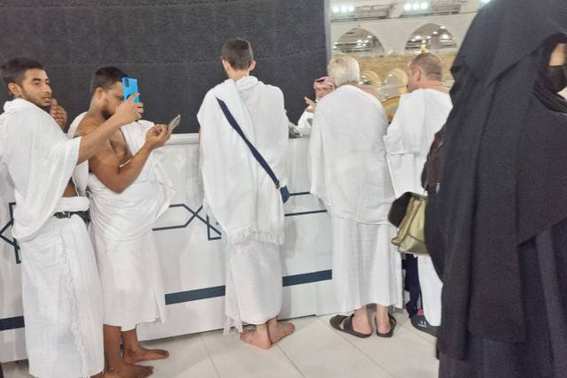 Jamaah haji selfi di depan bangunan Ka'bah (Foto: Muhammad Iqbal/kumparan)