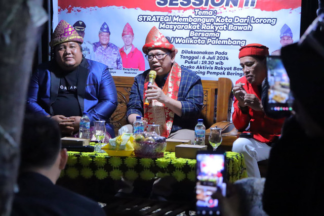Pj Wali Kota Palembang, A Damenta, bersama Raja Sriwijaya, Yan Coga, saat diskusi dengan masyarakat. (ist) 