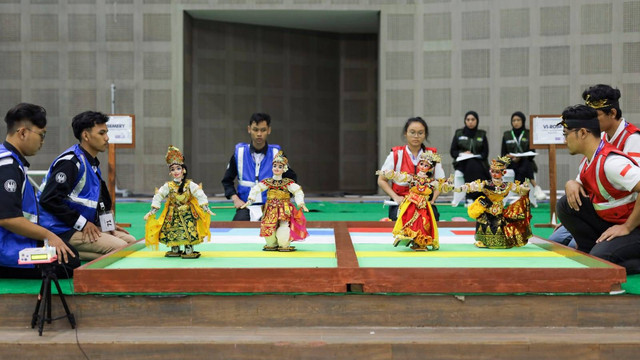 Robot karya Tim Vi-Rose ITS, Rafa dan Nada (sisi kanan) ketika beradu Tari Oleg Tamulilingan dengan robot Tim Rosemery asal Universitas Negeri Yogyakarta (UNY). Foto: Humas ITS