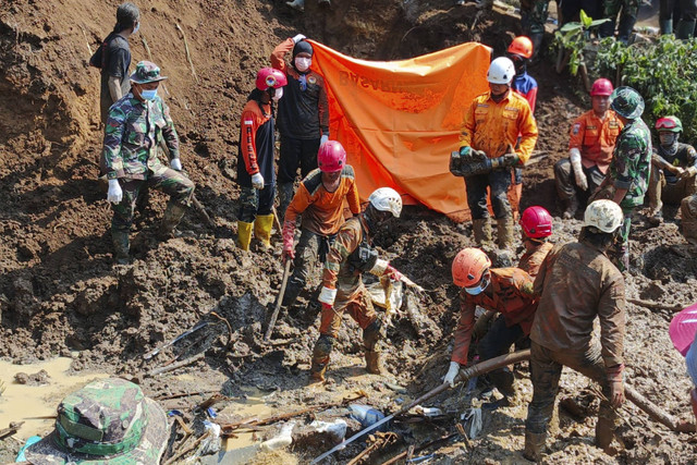 Sejumlah petugas melakukan evakuasi terhadap satu korban terakhir yang tertimbun tanah longsor di Dusun Sukorejo, Desa Bumirejo, Kecamatan Kesamben, Kabupaten Blitar, Minggu (7/7/2024). Foto: Dok. BPBD Blitar