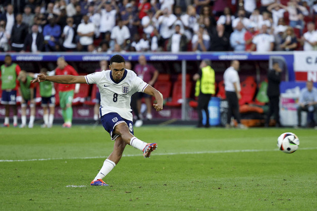 Pemain Inggris, Trent Alexander-Arnold mencetak gol penalti untuk memenangkan drama adu penalti antara Inggris melawan Swiss pada Piala Eropa 2024 di Dusseldorf Arena, Jerman (6/7/2024).