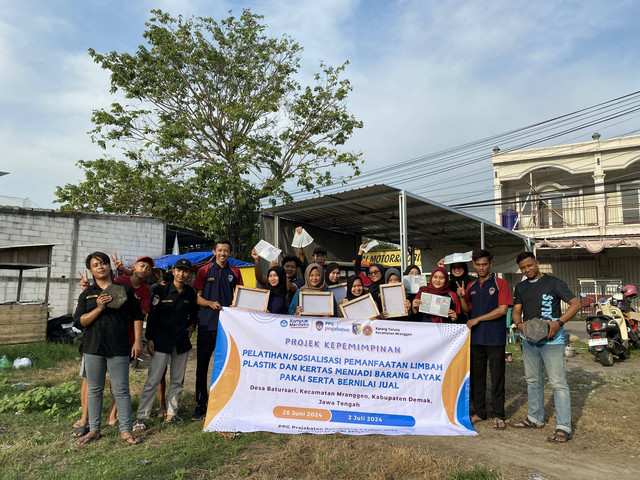 Pelatihan Pembuatan Puving dari Limbah Plastik dan Pembuatan Kertas dari Limbah Kertas. Foto Dok. Pelatihan