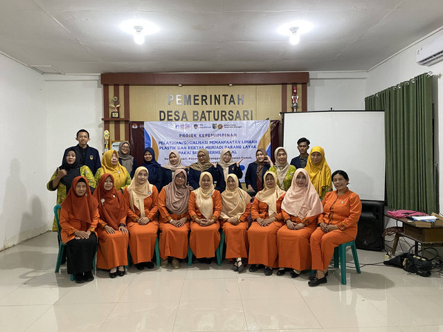 Sosialisasi Pemanfaatan Limbah Plastik menjadi Paving dan Limbah Kertas menjadi Kertas Baru. Foto. Dok. Sosialisasi