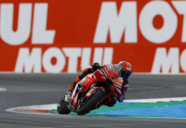 Pembalap Ducati Lenovo Team, Francesco Bagnaia beraksi saat balapan pada Grand Prix TT Assen di Sirkuit TT Assen, Assen, Belanda (30/6/2024). Foto: Piroschka van de Wouw/REUTERS 