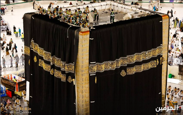 Prosesi penggantian kiswah Ka'bah 2024 dilakukan pada 1 Muharam 1446 H, 6-7 Juli 2024. Foto: X/@alharamain