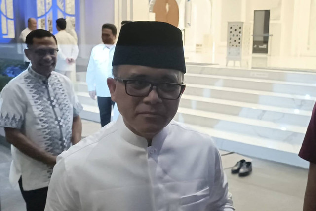 Menteri PAN-RB, Abdullah Azwar Anas saat diwawancarai wartawan di kawasan Masjid At Thohir, Depok, Jawa Barat, Minggu (7/7/2024). Foto: Fadlan Nuril Fahmi/kumparan