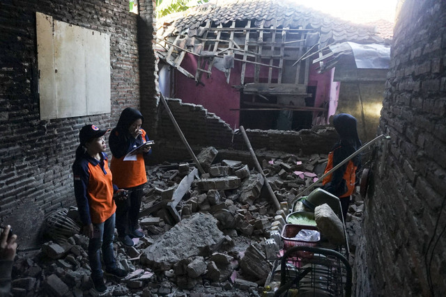 Petugas BPBD Kabupaten Batang mendata kondisi rumah warga yang roboh pasca terjadinya gempa bumi di Lebo, Kabupaten Batang, Jawa Tengah, Minggu (7/7/2024). Foto: Harviyan Perdana Putra/ANTARA FOTO