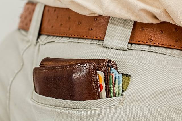 https://pixabay.com/id/photos/dompet-tunai-saku-kartu