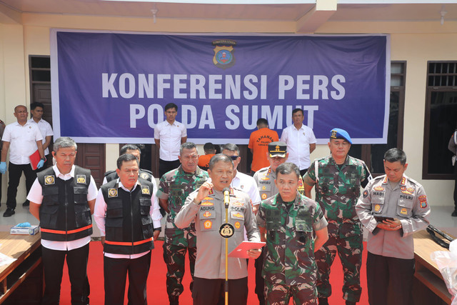 Kapolda Sumut Komjen Agung Setya Imam dan Pangdam I BB Mayjen Mochammad Hasan memberikan keterangan pers kasus kebakaran rumah wartawan Tribrata TV Sempurna Pasaribu di Karo, Senin (8/7/2024). Foto: Polda Sumut