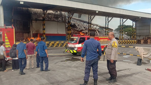Olah TKP kebakaran Pabrik Makaroni di Cikupa. Foto: Polsek Cikupa