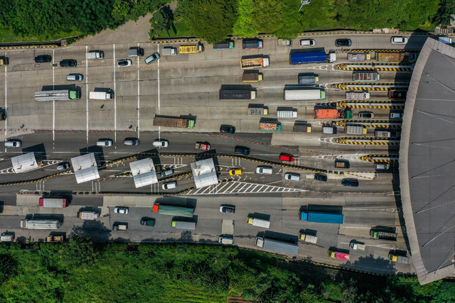Foto udara kendaraan antre memasuki di Pintu Tol Cikupa, Tangerang, Banten, Senin (8/7/2024). Foto: Galih Pradipta/ANTARA FOTO