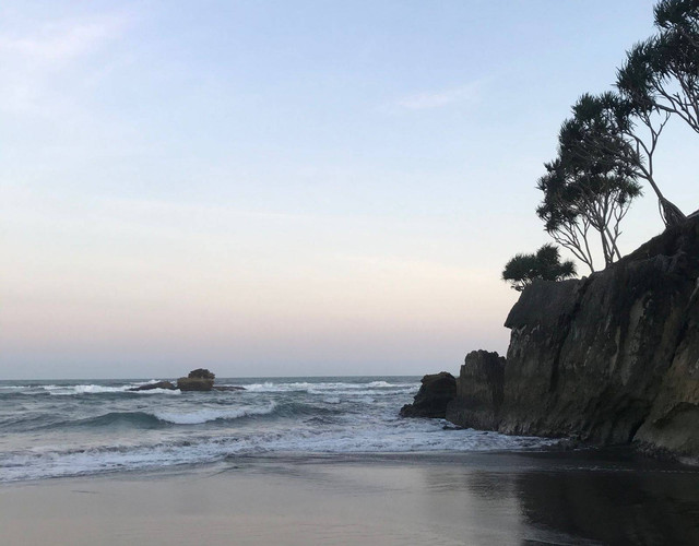 Gambar 1.1 Suasana Pantai Batu Hiu, Pangandaran di sore hari | Foto: Wini Nur Azizah