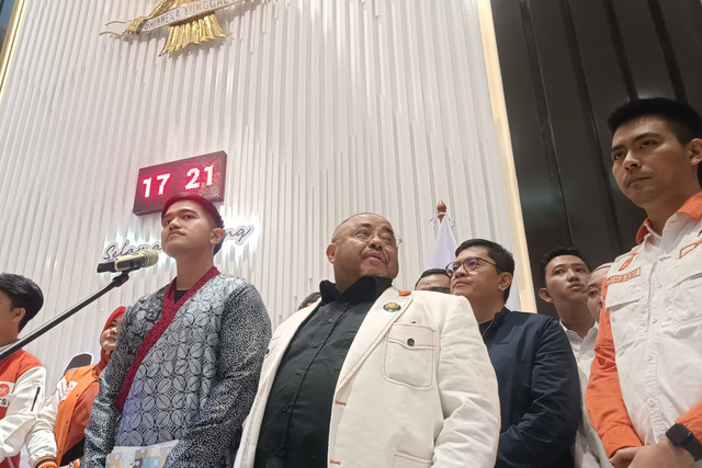 Presiden PKS Ahmad Syaikhu, Ketua Umum PSI Kaesang Pangarep, Sekjen PKS Aboe Bakar Al-Habsyi dan rombongan masing-masing usai pertemuan tertutup di Kantor DPP PKS, Pasming, Jaksel, Senin (8/7/2024). Foto: Thomas Bosco/kumparan
