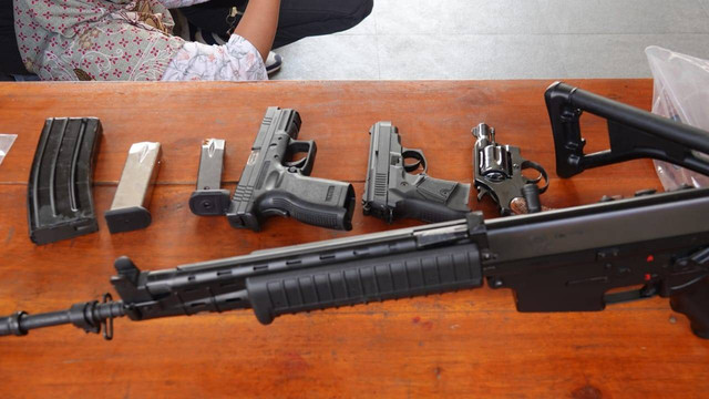 Senjata yang disita meliputi jenis Zoraki MOD 914-T, laras panjang FNC Belgia, revolver Cobra, dan HS | Foto : Dok. Humas Polres Lampung Tengah
