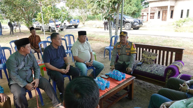 Kapolres Lampung Tengah, AKBP Andik Purnomo Sigit saat mengunjungi rumah korban | Foto : Dok. Humas Kapolres Lampung Tengah