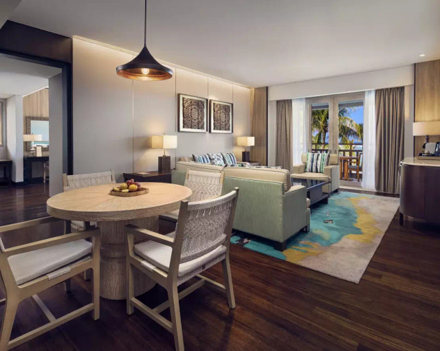 Suasana kamar suite yang menghadap laut di Conrad Bali. Foto: Conrad Bali