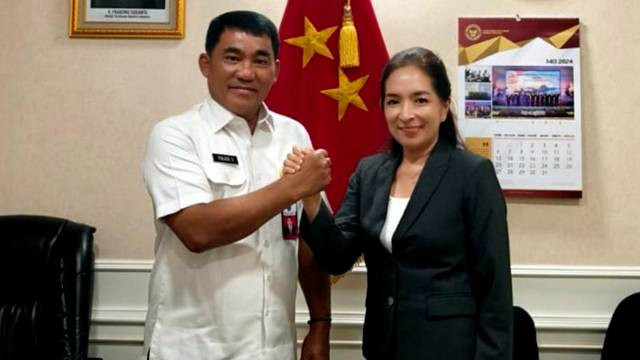 Ketua Rukun Sigar sedunia, Susi Sigar (kanan), bersama dengan Yulius Selvanus, Ketua Gerindra Sulawesi Utara, sekaligus calon Gubernur Sulut dari Gerindra.