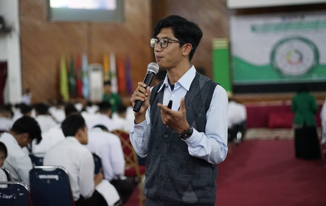 Ilustrasi sambutan ketua panitia mpls. Sumber: Unsplash/Herlambang Tinasih Gusti