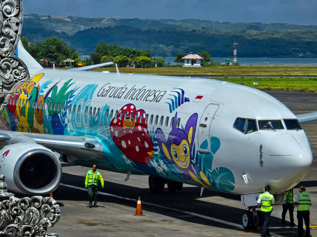 Para Serikat Karyawan Garuda yang menuntut haknya karena kebijakan perusahaan yang merugikan. https://unsplash.com/photos/a-large-passenger-jet-sitting-on-top-of-an-airport-tarmac-6AFlVaeS0uk