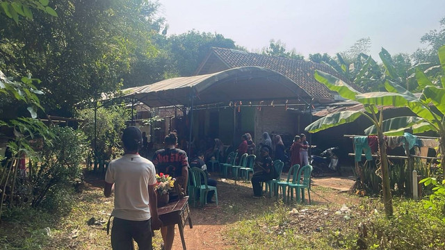 Warga menunggu kedatangan Pegi Setiawan di sekitar rumahnya di Desa Kepongpongan Blok Simaja, Kecamatan Talun, Kabupaten Cirebon, Selasa (9/7/2024). Foto: kumparan