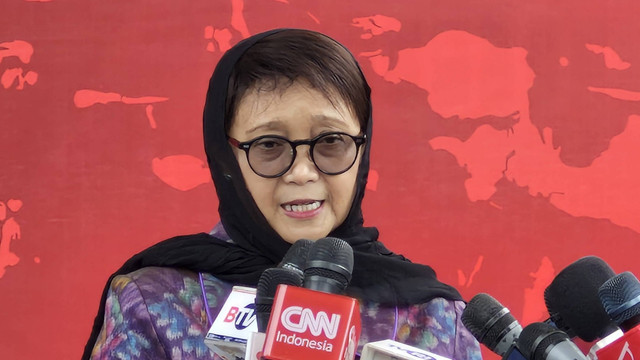 Menlu Retno Marsudi memberikan keterangan pers terkait kunjungan Grand Syekh Al-Azhar di Istana Merdeka, Jakarta, Selasa (9/7/2024). Foto: Nadia Riso/kumparan