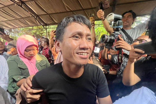 Pegi Setiawan disambut warga saat tiba di rumahnya di Desa Kepongpongan Blok Simaja, Kecamatan Talun, Kabupaten Cirebon, Selasa (9/7/2024).
 Foto: kumparan