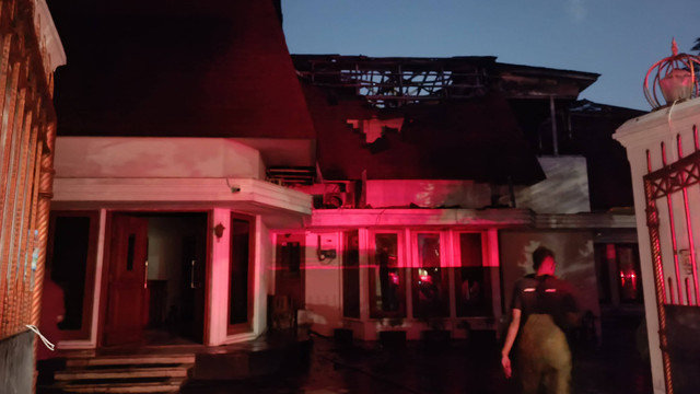 Penampakan rumah mewah di Menteng yang kebakar usai pemadaman selesai, Selasa (9/7/2024).  Foto: Thomas Bosco/kumparan