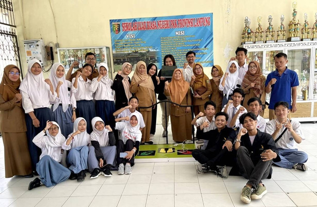 Mahasiswa Itera saat menguji coba alat terapi kognitif berbasis game bagi siswa tunarungu di SLBN PKK Provinsi Lampung. | Foto: Humas Itera