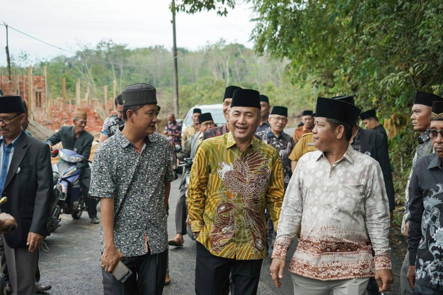 Bakal Calon Bupati Muba, Apriyadi saat mengunjungi masyarakat di Desa Teluk Kijing Kecamatan Lais, Foto : Ist
