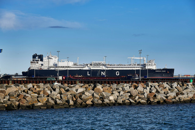 Ilustrasi tanker LNG.  Foto: Stefan Dinse/Shutterstock