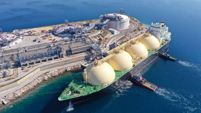 Ilustrasi tanker LNG.  Foto: Aerial-motion/Shutterstock