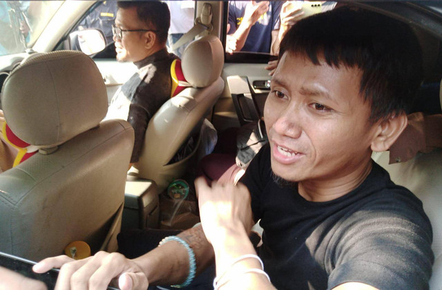 Pegi Setiawan saat tiba di Cirebon menyapa para warga. Foto: Tarjoni/Ciremaitoday