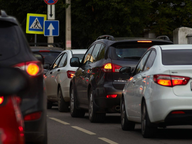 Ilustrasi tips berkendara saat macet. Foto: Unsplash