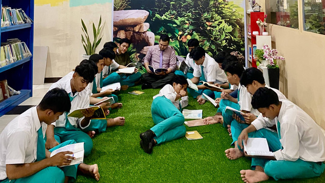 Siswa sedang melakukan kegiatan literasi bersama. Sumber: Dokumen Pribadi Penulis