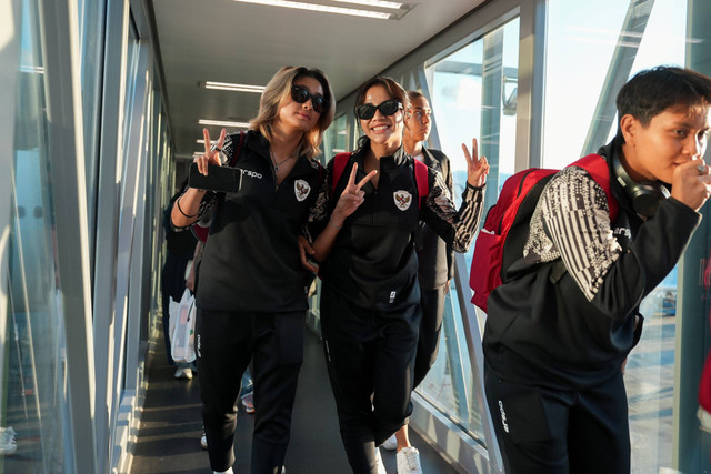 Pemain Timnas Wanita Indonesia Zahra Muzdalifah dan Shafira Ika berangkat menuju Hong Kong. Foto: Timnas Indonesia