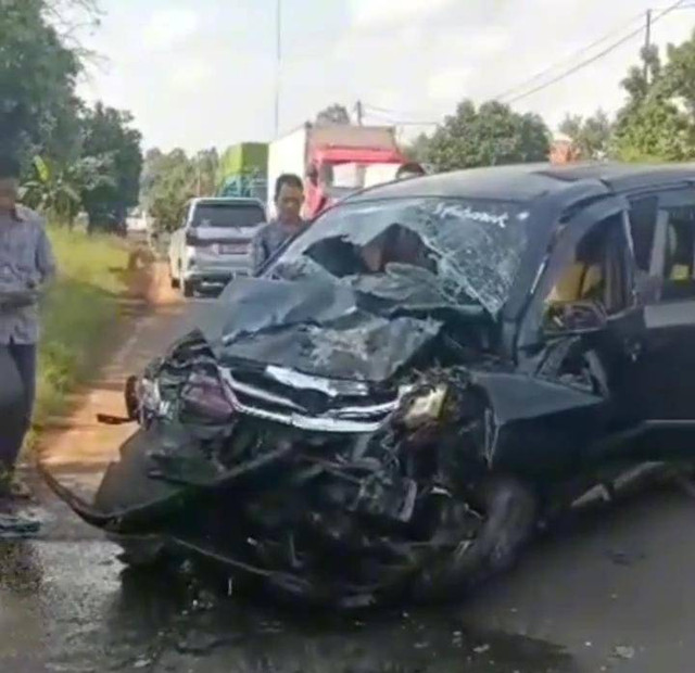 Kendaraan yang terlibat kecelakaan di Jalan Lintas Timur, Kecamatan Mataram Baru, Lampung Timur. | Foto: Ist