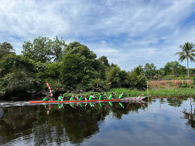 Salah satu tim yang mengikuti perlombaan Sampan Bidar di Rasau Jaya Umum, Minggu 7 Juli 2024 (Dokumentasi: Tim KKN PPM-UGM 2024 Periode 2)