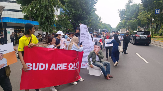 Massa aksi dari Aliansi Keamanan Siber untuk Rakyat (Akamsi) melakukan demonstrasi di depan kantor Kemenkominfo, Jakarta Pusat, Rabu (10/7/2024). Foto: Fadlan Nuril Fahmi/kumparan